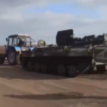Petani di Ukraina Curi Tank dengan Gunakan Traktor-(Tangkapan layar dari akun Twitter @olex_scherba)