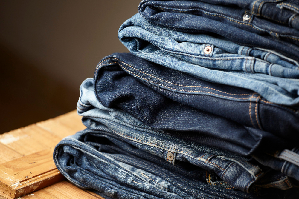 Ilustrasi tips memilih celana jeans (freepik)