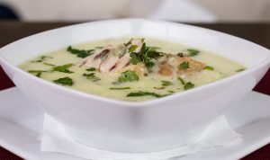 Sup ayam merupakan makanan yang bisa membantu meringankan flu. (Pixabay)
