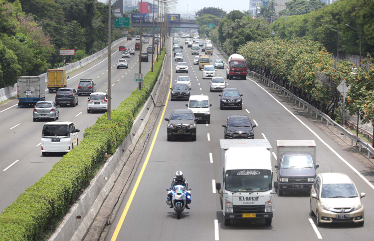 TAHAP SOSIALISASI: Kendaraan melintas di jalan tol Jakarta-Tangerang kemarin (8/3). Ruas tol tersebut menerapkan tilang elektronik atau electronic traffic law enforcement (ETLE). (FEDRIK TARIGAN/JAWA POS)