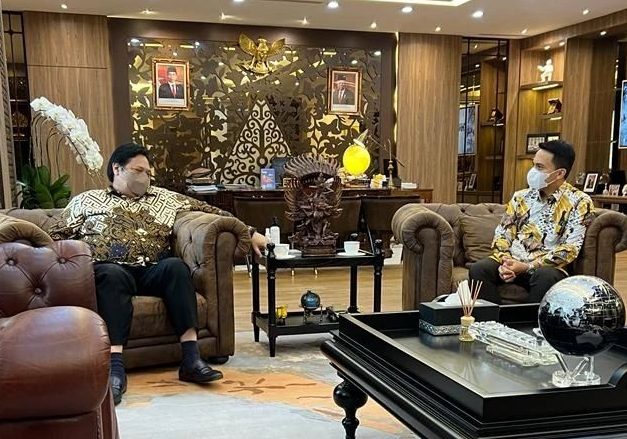 Ketua Partai Golkar Airlangga Hartartoketika berbincang dengan Wakil Bupati Kabupaten Bandung Sahrul Gunawan