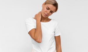 Ilustrasi cara mengatasi leher sakit akibat salah bantal (freepik)