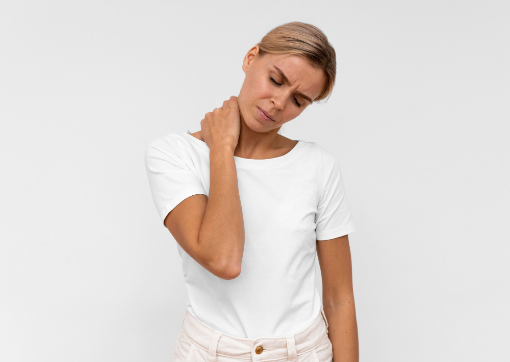 Ilustrasi cara mengatasi leher sakit akibat salah bantal (freepik)