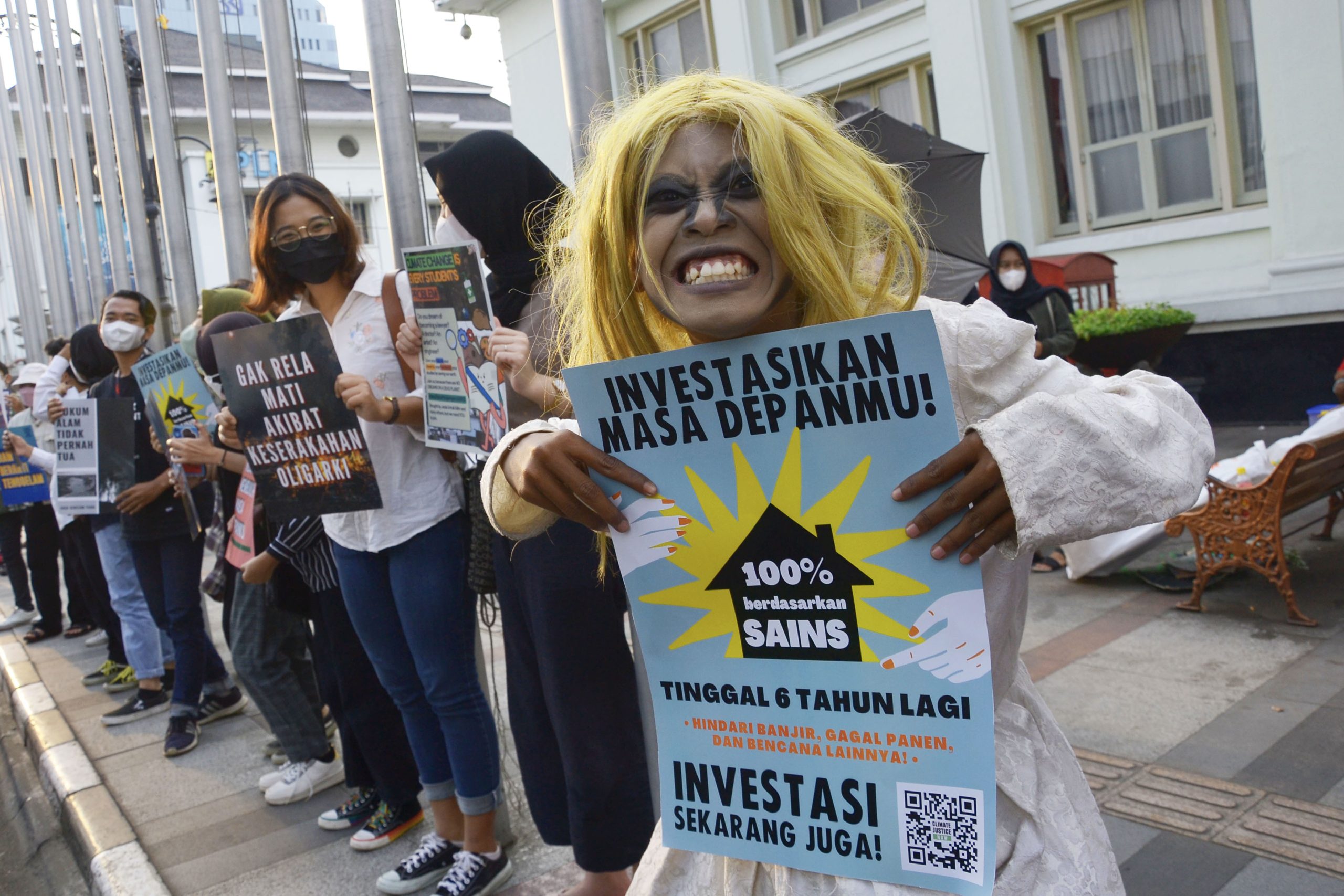 Foto: Seorang pengunjuk rasa membentangkan poster di sekitar Gedung Merdeka, Jalan Asia Afrika, Bandung, Jumat (25/3). (Foto: Dimas Rachmatsyah)