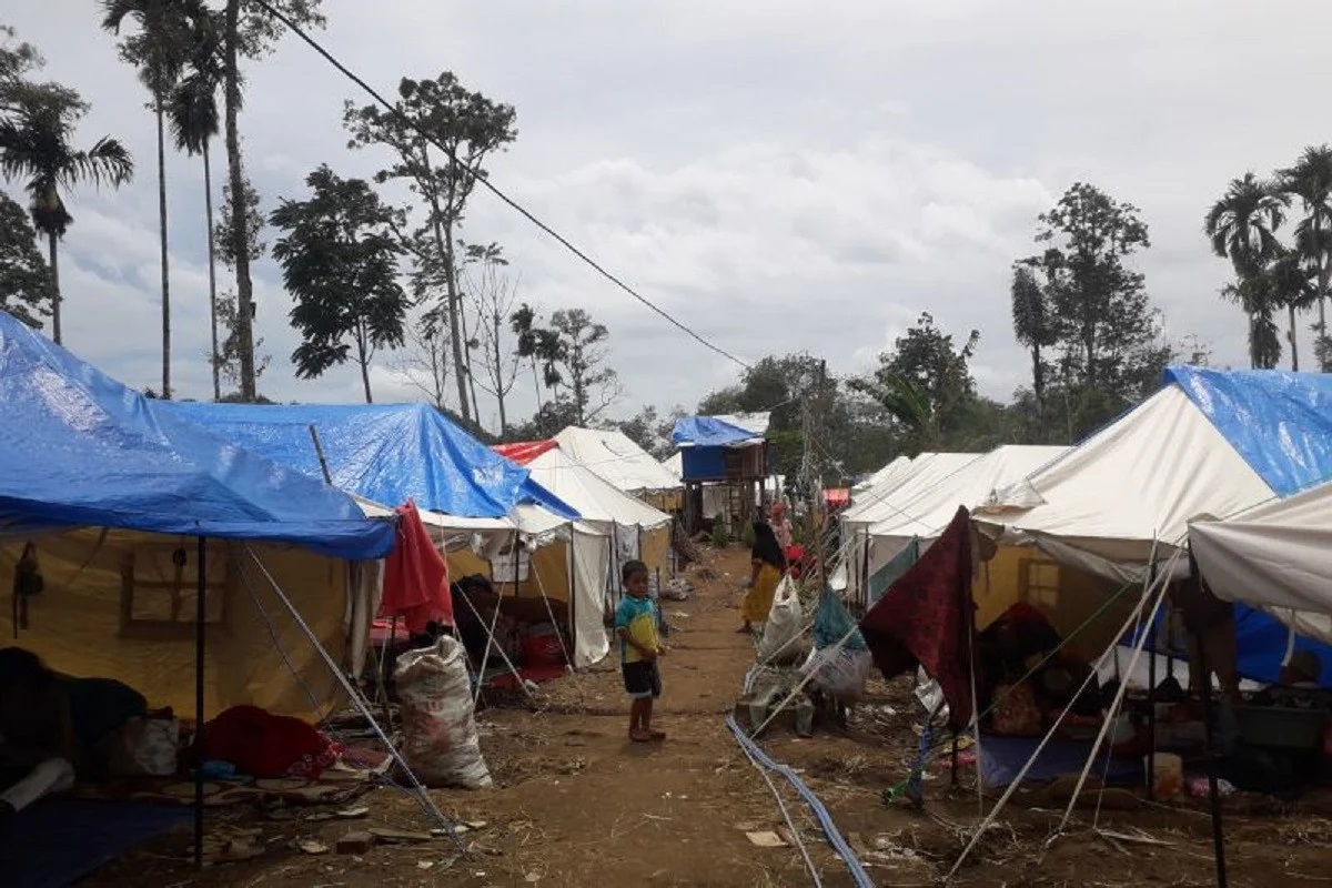 Kondisi pengungsian korban Gempa Pasaman Barat yang masih menghuni tenda-tenda darurat. (foto: antara)