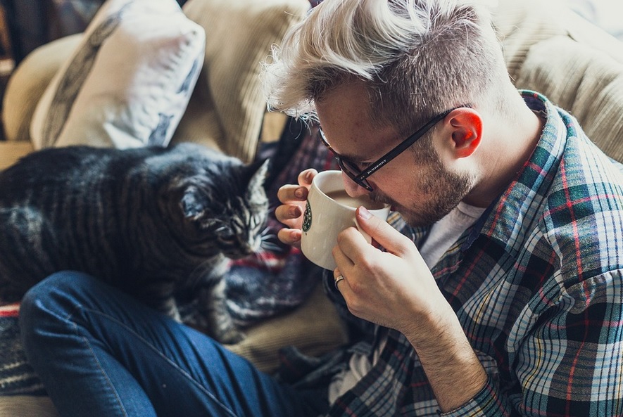 Ilustrasi seseorang sedang konsumsi kopi. (Pixabay)
