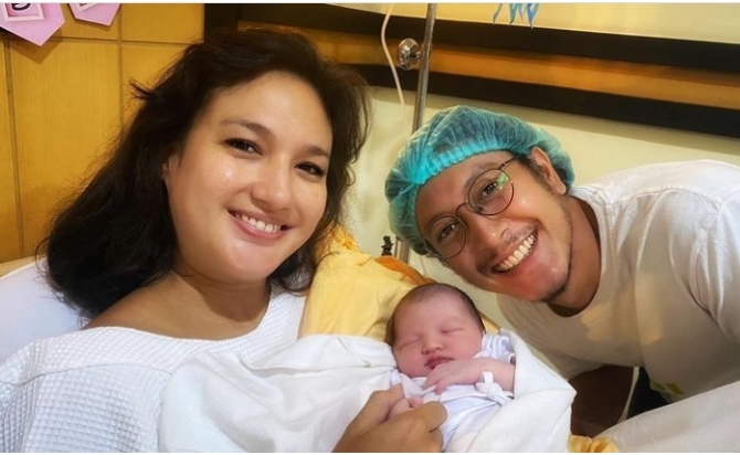 Nadine Chandrawinata dan Dimas Anggara berpose dengan sang buah hati, Nadi Djiwa Anggara. (Foto: Instagram)