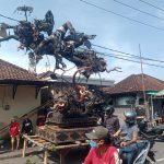Ogoh-ogoh karya salah satu banjar di Desa Sidakarya, Denpasar Selatan, jadi tontonan warga sepanjang petang tadi. (Sentot Prayogi/JPNN.com)