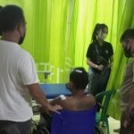 Korban pembacokan (duduk di kursi roda) di RS Mitra Idaman, Sabtu (5/3/2022) usai mendapat pertolongan tim medis pada bagian kepala dan bahu akibat sayatan senjata tajam. (Istimewa)