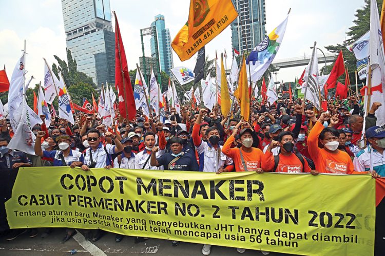 Para pekerja yang berasal dari berbagai organisasi berujuk rasa di depan kantor Kementerian Ketenagakerjaan, Jakarta, kemarin (1/3). (Haritsah Almudatsir/Jawapos)