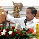 Presiden Jokowi berjanji dalam dua minggu kedepan harga minyak goreng akan kembali stabil di harga Rp14 ribu seliter. (Foto: Biro Pers Sekretariat Presiden)