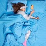 Ilustrasi bahaya yang dapat terjadi jika tidur dekat HP (freepik)