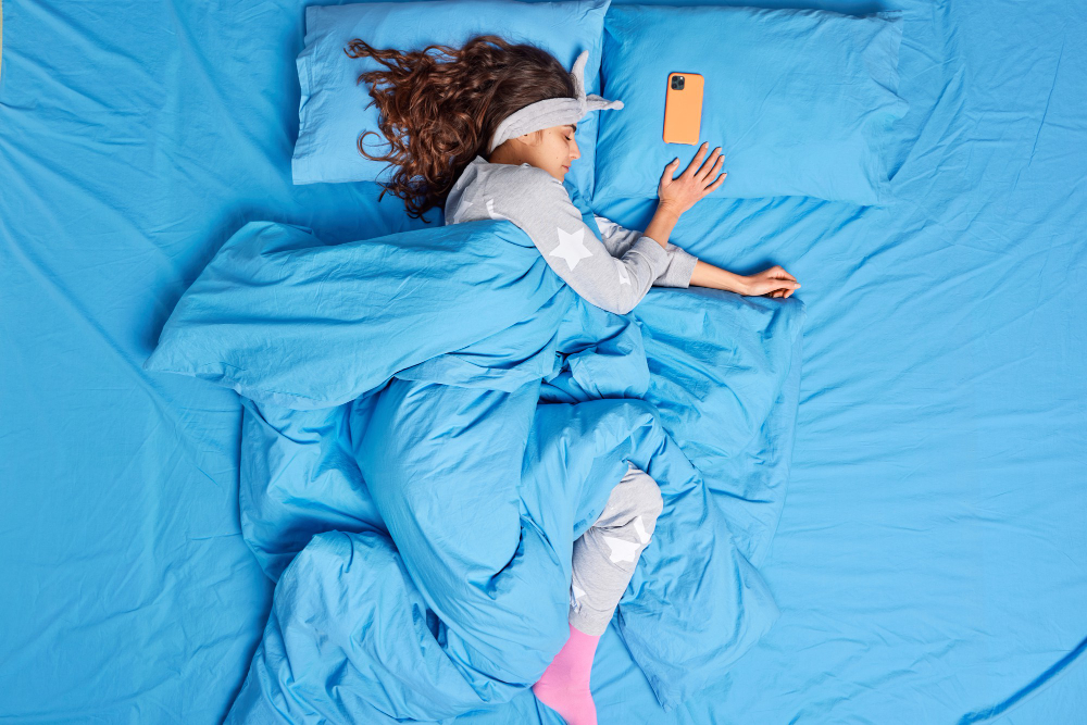 Ilustrasi bahaya yang dapat terjadi jika tidur dekat HP (freepik)