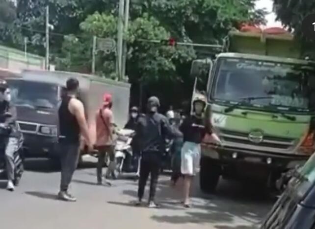 Tangkapan layar video penganiayaan terhadap sopir truk di Cibubur.