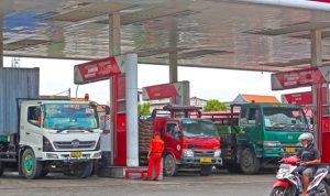 Ilustrasi: truk sedang melakukan pengisian solar subsidi di SPBU (Ahmad Khusaini/Jawa Pos)
