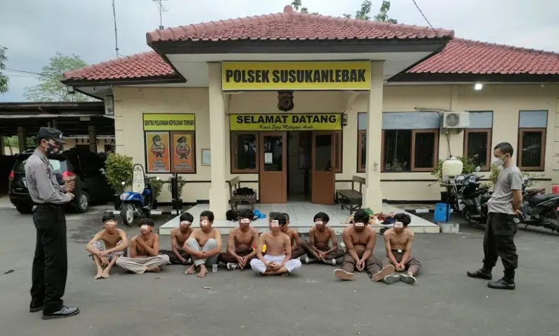 Sejumlah pelajar yang diamankan petugas di Mako Polsek Susukan Lebak Cirebon, karena diduga akan melakukan tawuran.