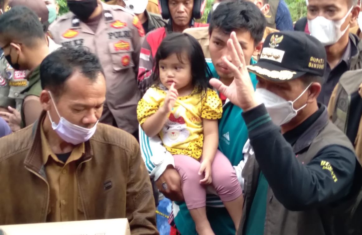Bupati Kabupaten Bandung Dadang Supriatna ketika mengunjungi warga yang menjadi Korban Longsor di Nagreg (Foto: Yanuar Bawasta/Jabarekspres)
