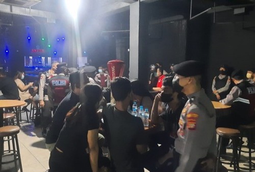 Polisi Grebek Tempat Hiburan Malam Tak Taat Aturan di Bekasi