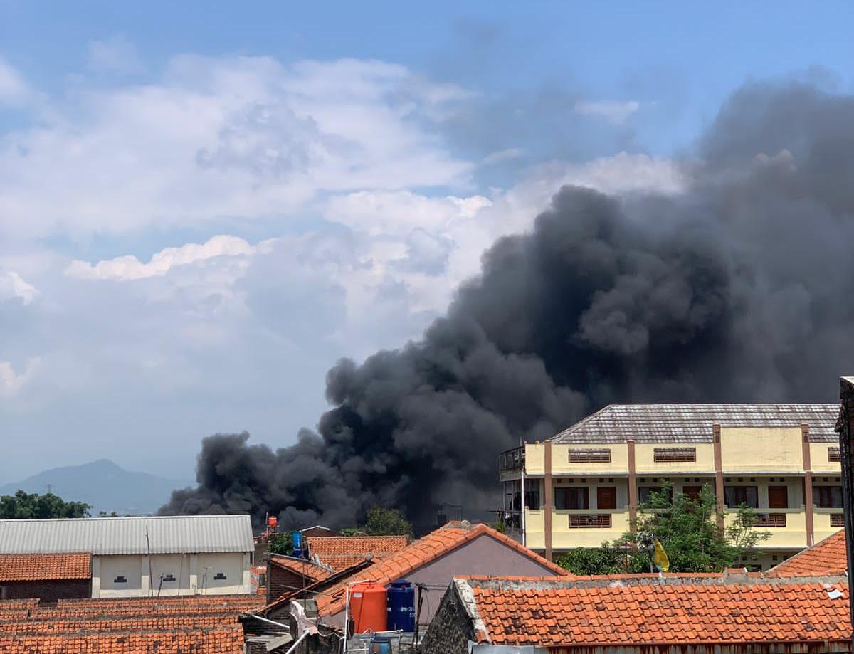 Gudang perakitan aksesoris sepeda motor yang kebakaran di Kampung Cibiruhilir RT 01/RW 03, Desa Cibiruhilir, Kecamatan Cileunyi, Kabupaten Bandung.