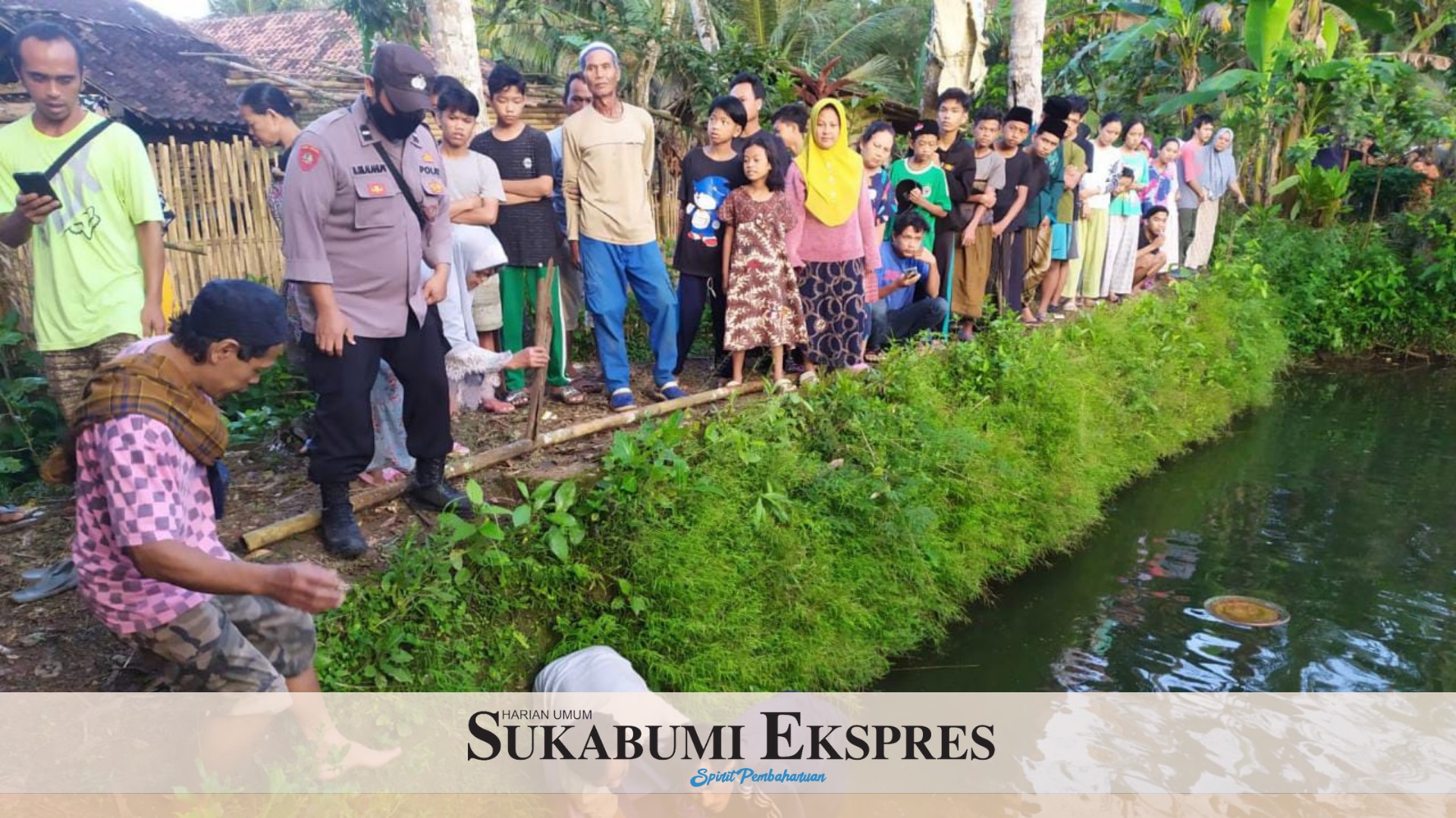 Warga yang penasaran dengan penemuan mayat wanita ngambang langsung berbondong-bondong mendatangi lokasi. (Ist)