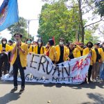 Ratusan Mahasiswa melakukan longmarch menuju Gedung DPRD Cianjur, untuk melakukan aksi unjuk rasa, Senin (11/4).(Moch Nursidin/Cianjur Ekspres)
