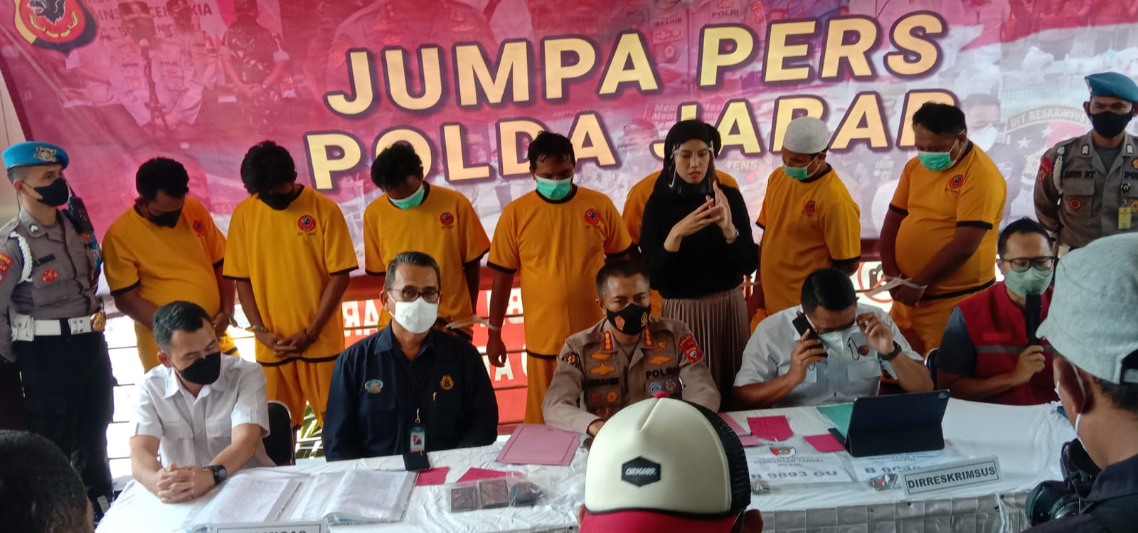 Konferensi Pers Polda jabar terkait pengungkapan kasus penimbunan BBM subsidi di dua wilayah yang ada di Jawa Barat. Rabu (13/4). Foto. Sandi Nugraha