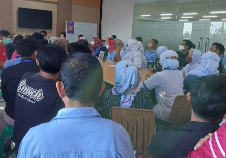 Audiensi yang dilakukan oleh beberapa karyawan pabrik garment PT Kreasi Garment Cirebon yang mewakili ribuan karyawan lain untuk membahas masalah THR dari perusahaan.