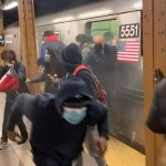 Kepanikan yang terjadi di stasiun bawah tanah di New York saat terjadi aksi yang dilakukan seorang pria yang tembaki penumpang kereta secara membabi buta. ANTARA FOTO/REUTERS/Andrew Kelly/rwa.