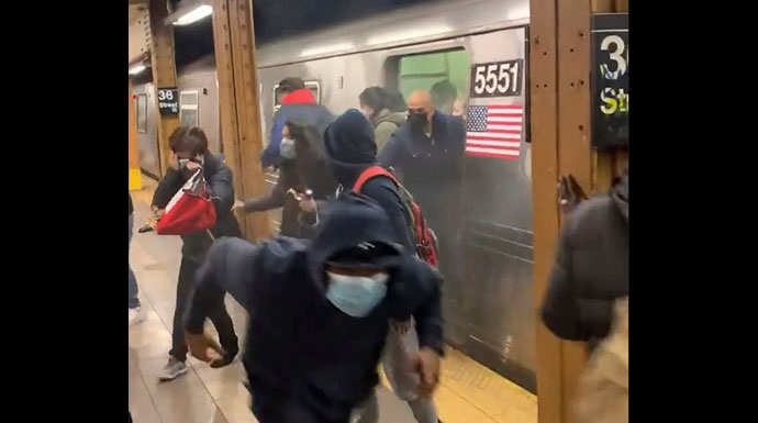 Kepanikan yang terjadi di stasiun bawah tanah di New York saat terjadi aksi yang dilakukan seorang pria yang tembaki penumpang kereta secara membabi buta. ANTARA FOTO/REUTERS/Andrew Kelly/rwa.