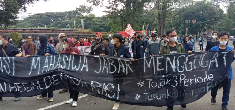 Mahasiswa se Jabar gelar aksi du Depan Gedung Sate pada Senin (11/4) kemarin. Foto. Sandi Nugraha