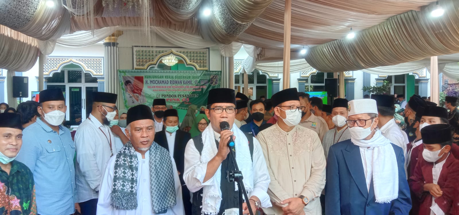 Gubernur Jawa Barat, Ridwan Kamil (Tengah) usai meninjau program OPOP di Pondok Pesantren PInk 03, Tambun, Kab. Bekasi. Sabtu (16/4). Foto. Sandi Nugraha.