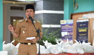 Bupati Bandung Dadang Supriatna saat launching Operasi Pasar Murah (OPM) bersubsidi di Kecamatan Cangkuang, Senin (18/4)
