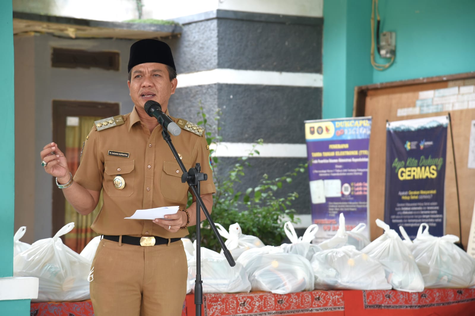Bupati Bandung Dadang Supriatna saat launching Operasi Pasar Murah (OPM) bersubsidi di Kecamatan Cangkuang, Senin (18/4)