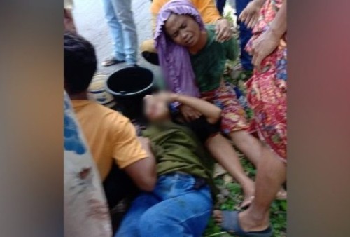 TERKAPAR; Dewi (26) ibu dari bocah yang meninggal saat ikut ambil BLT minyak goreng, tampak terkapar sesaat setelah kejadian kecelakaan yang menimpa dirinya. (ist)