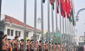 300 Anggota Pramuka Kwartir Cabang Kota Bandung tengah memberi penghormatan pada 109 Bendera Negara Asia-Afrika dan 1 bendera PBB, di Kompleks Museum KAA, Senin (18/4). (Deni Armansyah/Jabar Ekspres)