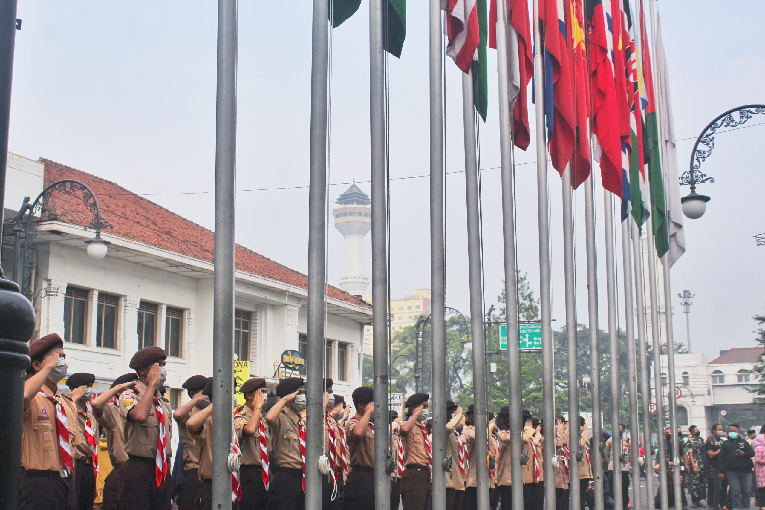 300 Anggota Pramuka Kwartir Cabang Kota Bandung tengah memberi penghormatan pada 109 Bendera Negara Asia-Afrika dan 1 bendera PBB, di Kompleks Museum KAA, Senin (18/4). (Deni Armansyah/Jabar Ekspres)