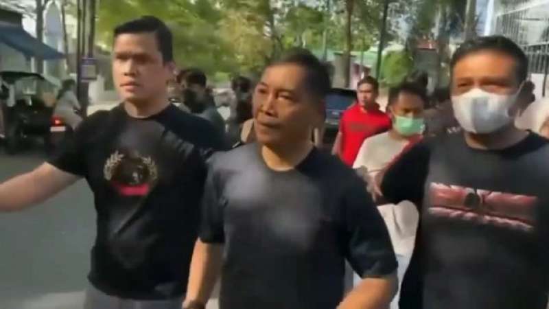 Kasatpol PP Iqbal Asnan saat digelandang Polisi. (ist)