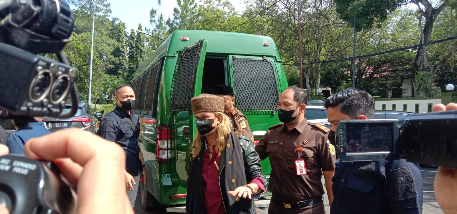 Bahar bin Smith saat tiba di PN Bandung untuk jalani persidangan lanjut. Selasa (19/4). Foto. Sandi Nugraha.