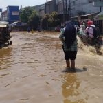 Hingga hari ini banjir masih menggenangi jalan utama di Dayeuhkolot, Kabupaten Bandung. (FOTO ANTARA/Bagus Ahmad Rizaldi)