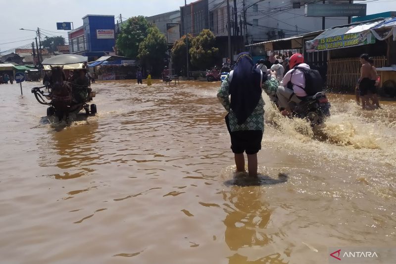 Hingga hari ini banjir masih menggenangi jalan utama di Dayeuhkolot, Kabupaten Bandung. (FOTO ANTARA/Bagus Ahmad Rizaldi)