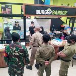Para personel Dinas Satpol PP Kota Tasikmalaya saat mendatangi salah satu kedai kuliner di Jalan Siliwangi, Kamis (31/3/2022). Satpol PP for Radar