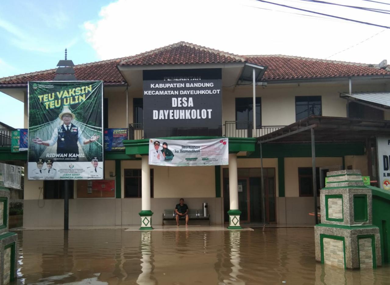 Kantor Desa Dayeuhkolot yang juga tak luput terendam banjir. (jabarekspres)