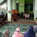 Warga Dusun Cicaruy Desa Legok Kaler Kecamatan Paseh Kabupaten Sumedang saat melakukan audiensi untuk meminta ketegasan mengenai pembangunan masjid pengganti, bila tidak juga ad atanggapan, maka warga ancam akan demo.