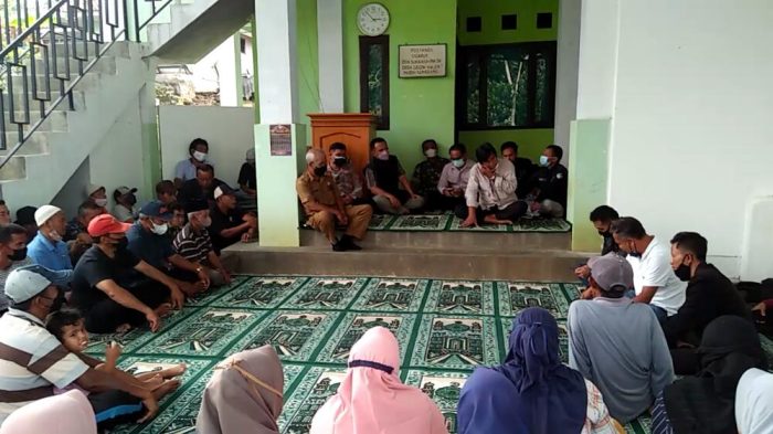 Warga Dusun Cicaruy Desa Legok Kaler Kecamatan Paseh Kabupaten Sumedang saat melakukan audiensi untuk meminta ketegasan mengenai pembangunan masjid pengganti, bila tidak juga ad atanggapan, maka warga ancam akan demo.
