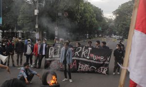 UNJUK RASA: PRMB melangsungkan aksi unjuk rasa menuntut sikap tegas Presiden Jokowi di depan Gedung Sate, Kota Bandung, Jumat (1/4) sore.
