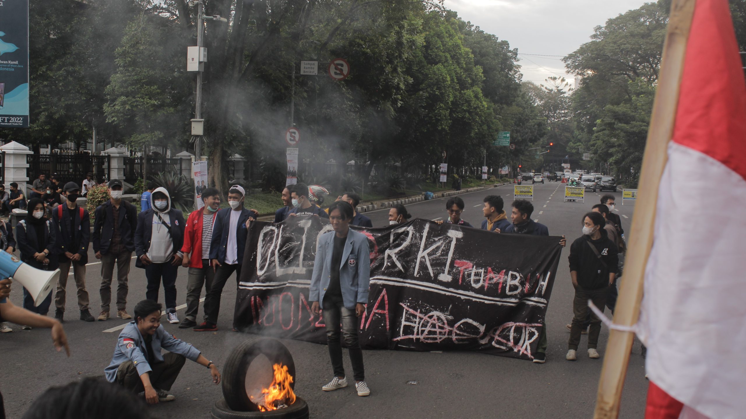 UNJUK RASA: PRMB melangsungkan aksi unjuk rasa menuntut sikap tegas Presiden Jokowi di depan Gedung Sate, Kota Bandung, Jumat (1/4) sore.
