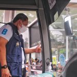 Jelang mudik 2022, Yana Mulyana saat melakukan peninjauan kelaikan Bus di Terminal Leuwi Panjang, Kota Bandung, Kamis (21/4). (Deni/Jabar Ekspres)