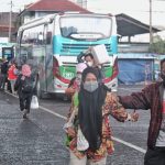 Para pemudik hendak berangkat dan tiba di Terminal Cicaheum, Kota Bandung, Sabtu (23/4). (Deni/Jabar Ekspres)