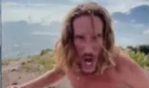 Seorang bule asal Kanada yang membuat video telanjang di Gunung Batur menghebohkan dunia maya. (tangkapan layar video Instagram)
