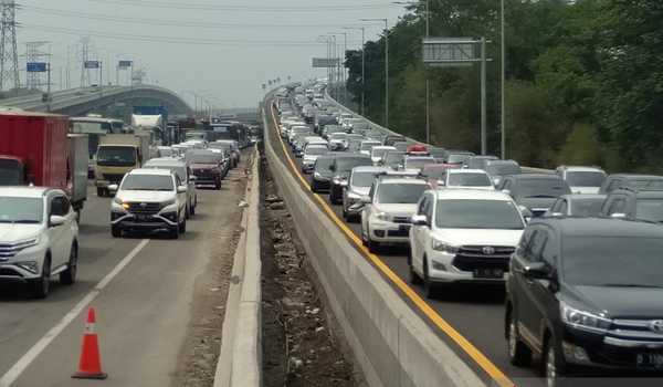 Ilustrasi: Ruas Tol yang mengalami kemacetan sepanjang satu kilometer akan mendapatkan kebijakan pemberlakuan tol gratis. (foto kbe)